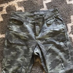 Style & Co Curvy Skinny Leg camo pants size 10 $15